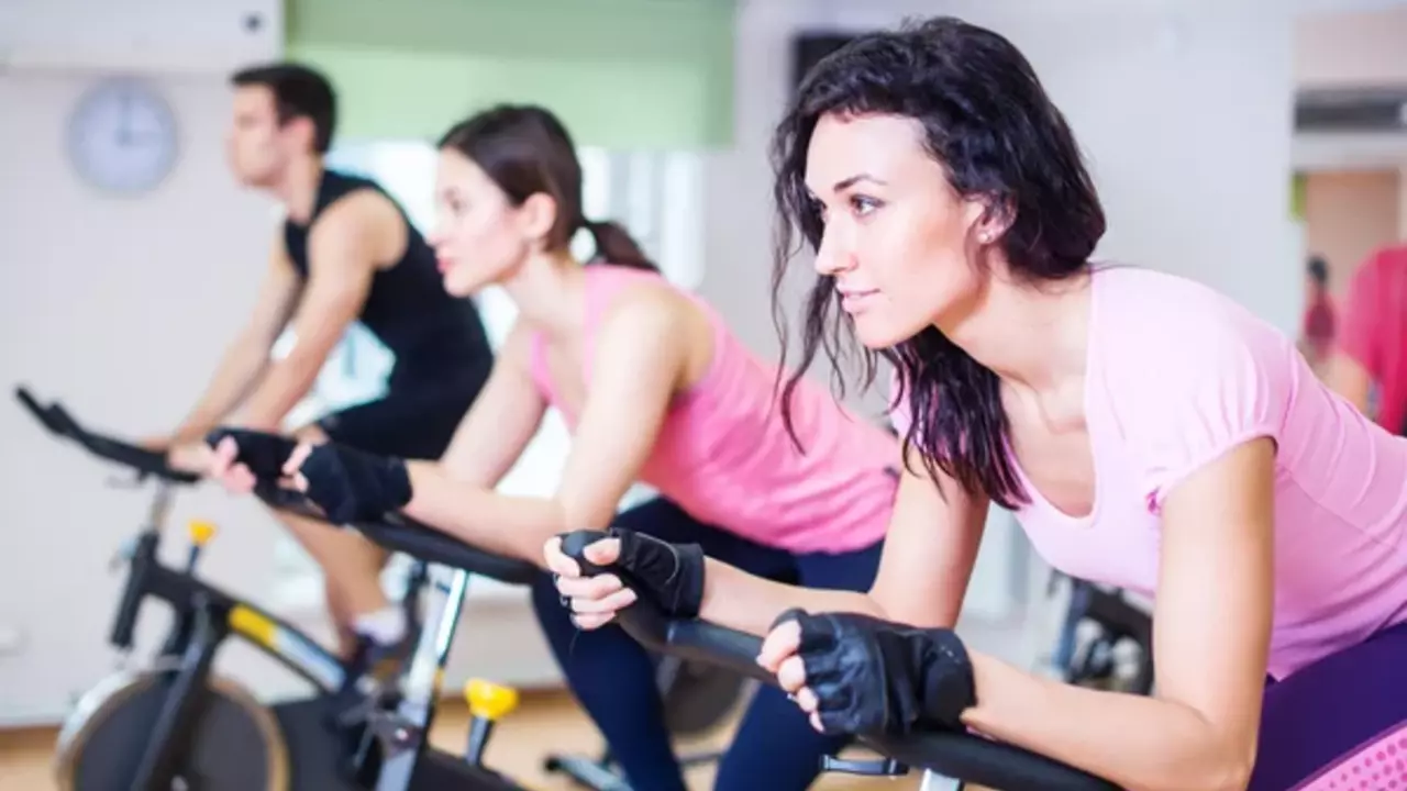 How long should it take to cycle 25 km in the gym?